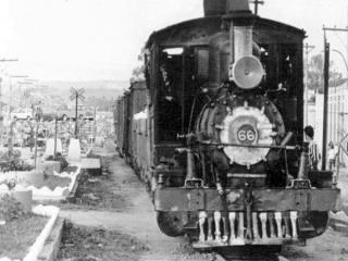 Locomotiva nº 66 na Av. Leite de Castro - S. João del-Rei - MG (autor desconhecido)